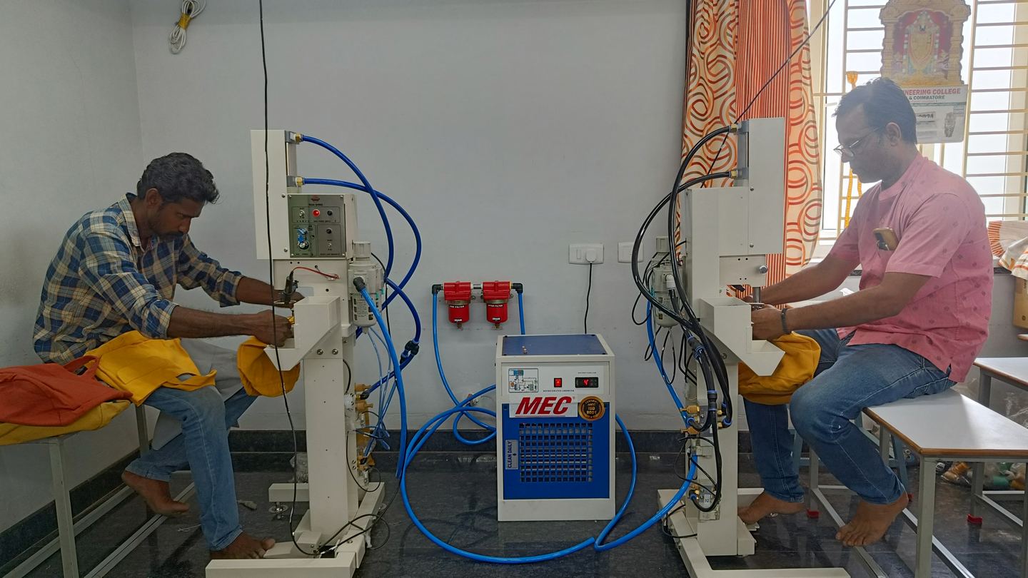 Pneumatic snap-button fixing machines on the finishing line
